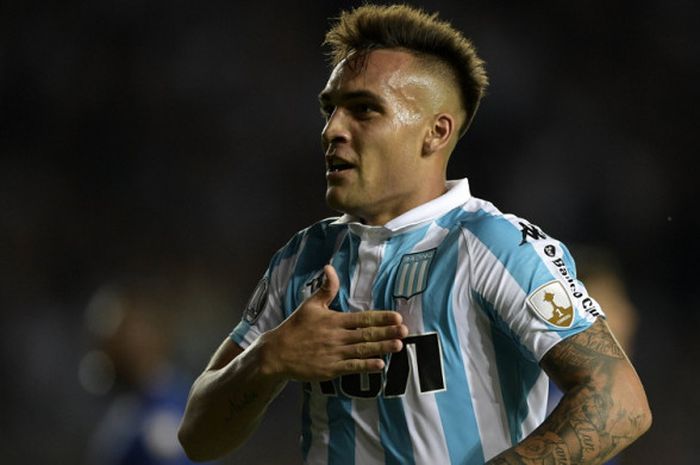 Selebrasi striker Racing Club, Lautaro Martinez, seusai mencetak hat-trick ke gawang Cruzeiro dalam pertandingan Grup E Copa Libertadores 2018di Stadion Juan Domingo Peron, Buenos Aires, Argentina, pada 27 Februari 2018.