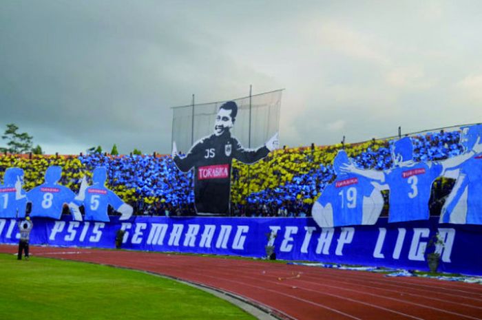 Koreo suporter PSIS Semarang saat laga melawan Persib Bandung di Stadion Moch Soebroto, Magelang, Minggu (18/11/2018).