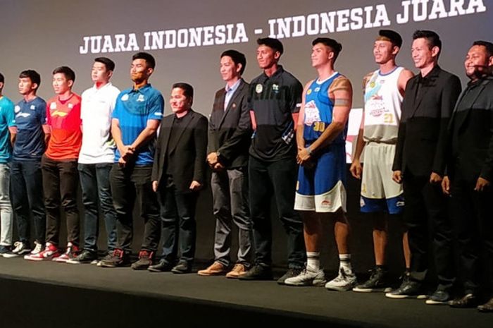 Para pemain dan pelatih Satria Muda Pertamina menghadiri pemutaran film dokumenter klub serta perkenalan jersey baru, di Epicentrum XXI, Epiwalk, Kuningan, Jakarta, Rabu (14/11/2018).