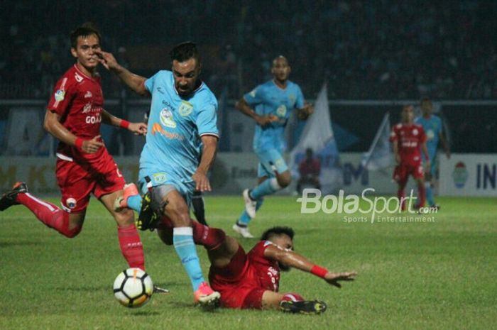   Gelandang Persela Lamongan, Diego Assis, diadang bek Persija Jakarta, Maman Abdurrahman, pada lanj