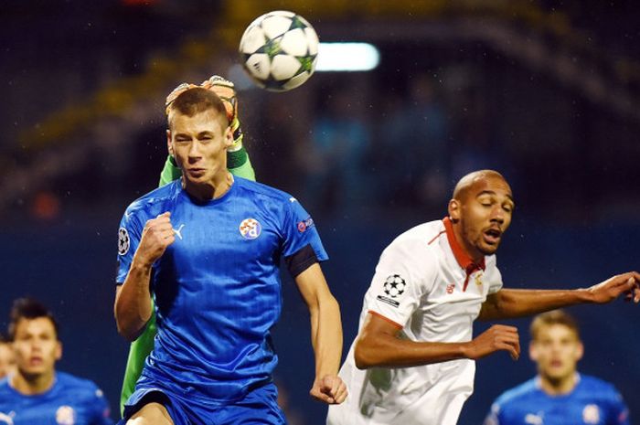 Bek baru Leicester City, Filip Benkovic, ketika masih memperkuat Dinamo Zagreb dalam laga Liga Champions kontra Sevilla, 18 Oktober 2016 di Zagreb.