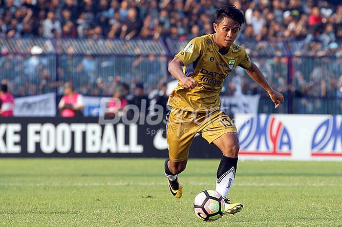 Aksi gelandang Persib Bandung, Febri Hariyadi.