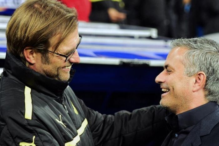 Jose Mourinho (kanan) dan Juergen Klopp saling bertegur sebelum kick-off partai Liga Champions antara Real Madrid dan Borussia Dortmund di Santiago Bernabeu, Madrid, 6 November 2012.