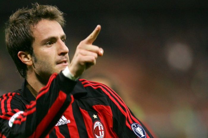 Striker AC Milan, Alberto Gilardino, merayakan gol yang dia cetak ke gawang Sampdoria dalam laga Liga Italia di Stadion Marassi, Genoa, pada 31 Oktober 2007.