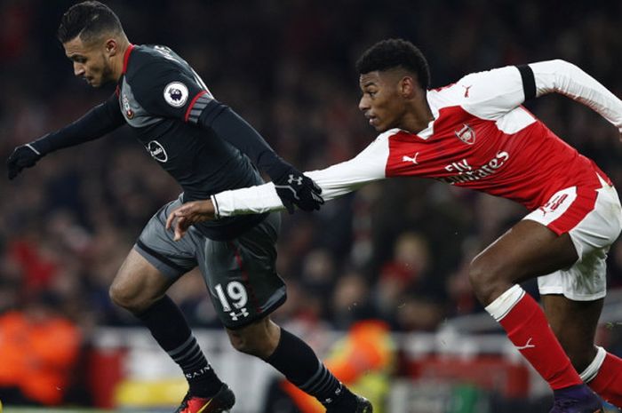 Gelandang Arsenal, Jeff Reine Adelaide (kanan), saat berusaha mengejar pemain Southampton, Sofiane Boufal, dalam pertandingan Piala Liga Inggris 2016-2017 di Stadion Emirates, London, Inggris, pada 30 November 2016.