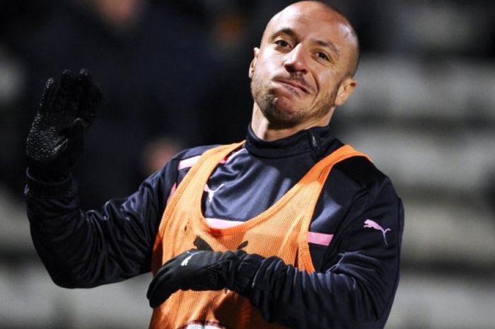 Julien Faubert melakukan pemanasan dalam laga Liga Prancis antara Bordeaux melawan Valenciennes di Chaban Delmas Stadium, Bordeaux, 2 Februari 2013.