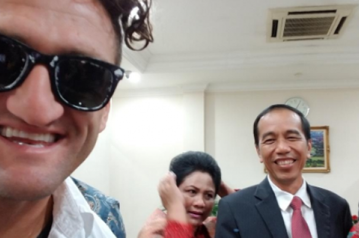 Casey Neistat berfoto bersama presiden Jokowi