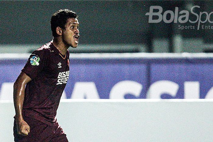 Gelandang PSM Makassar, Rizky Pellu, saat tampil melawan Persib Bandung pada pekan kesepuluh Liga 1 2018 di Stadion GBLA, Bandung, Rabu(23/05/18).