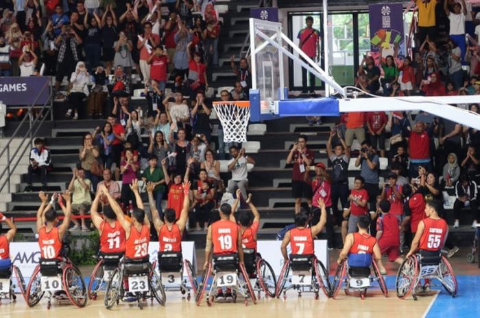 Para pemain wheelchair basketball putra Indonesia memberikan apresiasi kepada masyarakat Indonesia yang hadir di Basket Hall GBK, Senayan, Jakarta, Minggu (7/10/2018).