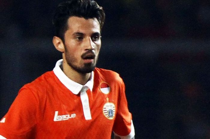   Gestur gelandang Persija Jakarta, Stefano Lilipaly, saat melawan Gamba Osaka dalam pertandingan persahabatan di Stadion Utama Gelora Bung Karno, Senayan, Jakarta, Sabtu (24/1/2014). Persija harus menelan pil pahit setelah dikalahkan klub asal Jepang tersebut dengan skor 4-0.  