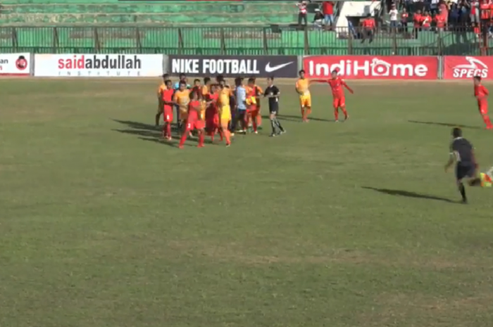 Kericuhan saat laga antara Madura FC melawan Martapura FC di Stadion Ahmad Yani, Sumenep, Sabtu (29/9/2018).