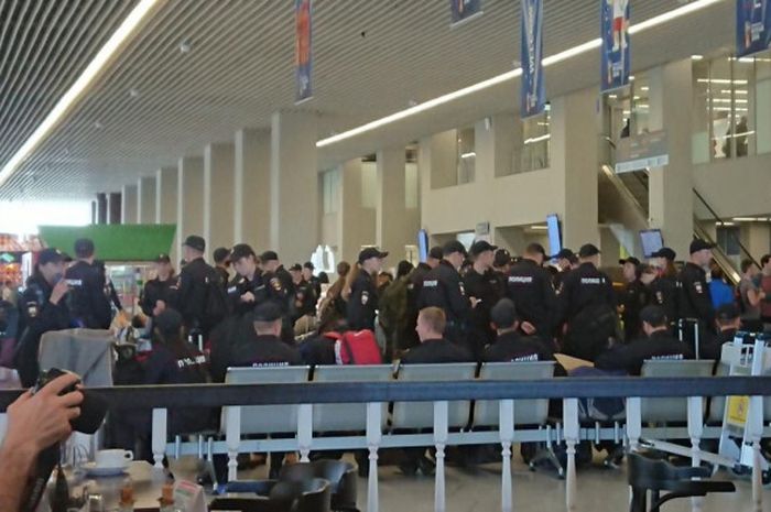 Rombongan polisi tengah berada di Bandara Khrabrovo, Kaliningrad, untuk mengambil penerbangan ke Moskow pada Jumat (29/6/2018). 