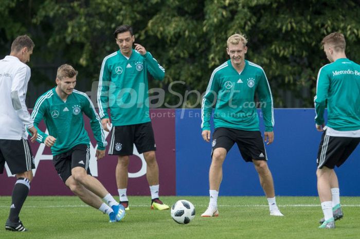 Dua calon pemain andalan Timnas Jerman, Timo Werner (kedua dari kiri) dan Mesut Oezil (tengah), serius mempersiapkan diri dalam latihan perdana menjelang Piala Dunia 2018 di Pusat Olahraga CSKA di Vatutinki, Moskow, Rabu (13/6/2018).