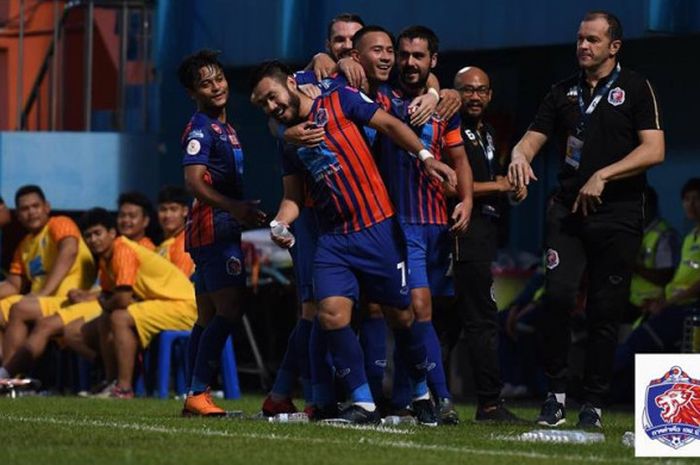 Suka cita pemain Port FC seusai membobol gawang Navy FC pada lanjutan Liga Thailand 1 di Stadion PAT, Bangkok pada 20 Mei 2018. 