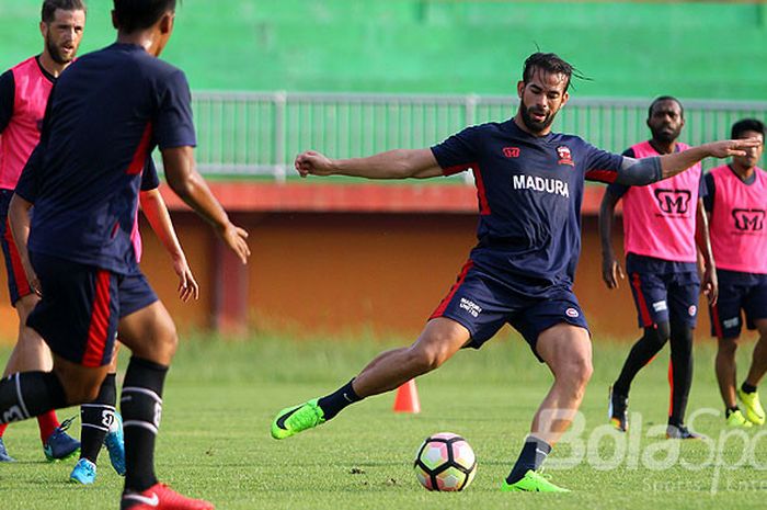 Aksi penyerang Madura FC, Lamjed Chehoudi, saat menggiring bola saat berlatih dalam rangkaian Training Center di Stadion Ratu Pamellingan Pamekasan, Jawa Timur (12/02/2018).