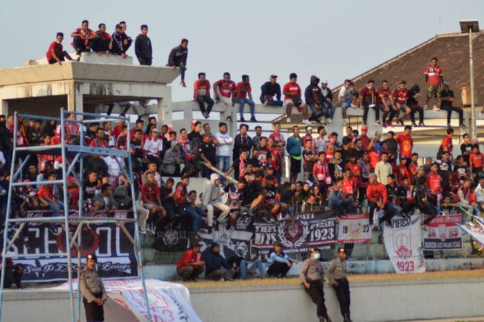 Suporter Persis Solo yang hadir di Stadion Wilis untuk memberikan dukungan bagi tim berjulukan Laskar Sambernyawa menjamu Persiraja Banda Aceh di Stadion Wilis, Madiun, Sabtu (8/9/2018) sore WIB.