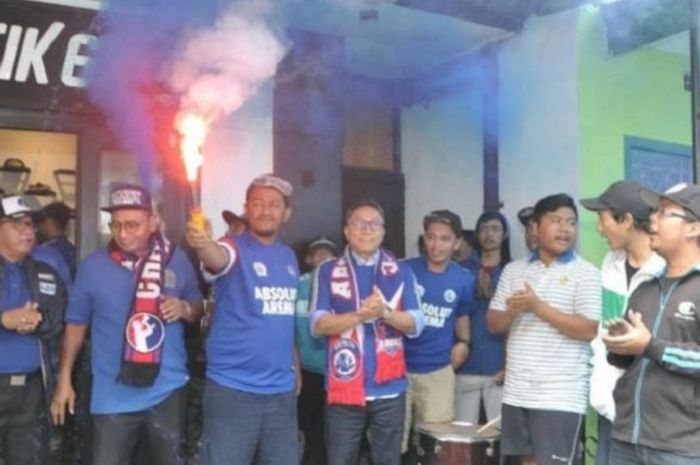 Simon bersama Aremania saat menyambut Ketua Umum PAN Zulkifli Hasan didampingi Sekjen Eddy Soeparno dan Waketum PAN Totok Daryanto berkunjung ke markas Aremania.