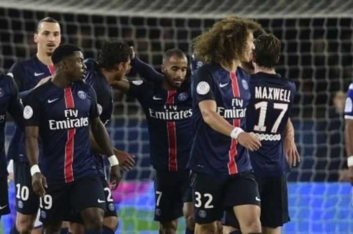 Para pemain Paris Saint-Germain merayakan gol Thiago Silva ke gawang Bastia pada lanjutan Ligue 1 di Stadion Parc des Princes, Jumat (8/1/2016).