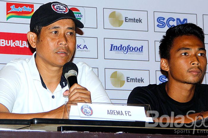 Pelatih Arema FC, Joko Susilo (kiri), berbicara kepada media didampingi pemainnya, Bagas Adi Nugroho,  dalam sesi jumpa pers di Hotel Alana, Solo, Sabtu (3/2/2018).