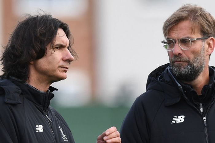 Pelatih Liverpool FC, Juergen Klopp (kanan), bersama asistennya, Zeljko Buvac, menghadiri sesi latihan tim di Melwood Training Ground, Liverpool, Inggris pada 3 April 2018.