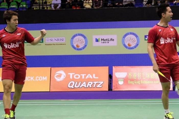 Pasangan ganda putra Indonesia, Marcus Fernaldi Gideon/Kevin Sanjaya Sukamuljo, melakukan selebrasi setelah memenangi laga atas Li Junhui/Liu Yuchen (China) 21-13,1 6-21, 21-13 pada semifinal Hong Kong Terbuka yang berlangsung di Hong Kong Coliseum, Sabtu (25/11/2017).