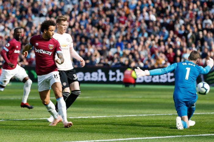 Pemain West Ham United, Felipe Anderson, mencetak gol ke gawang Manchester United yang dikawal David de Gea dalam laga Liga Inggris di Stadion London, 29 September 2018.