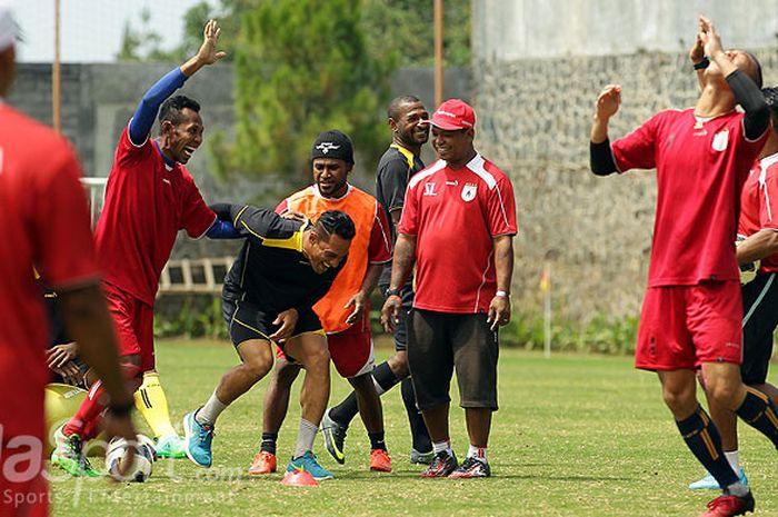 Kiper Persipura Jayapura, Caitanus Ahoilulin (lengan biru), bersorak saat tembakannya tepat sasaran dalam gim merayakan 17 Agustus yang diadakan di Lapangan Agrokusuma Batu, Jawa Timur, Kamis (17/08/2017) siang.