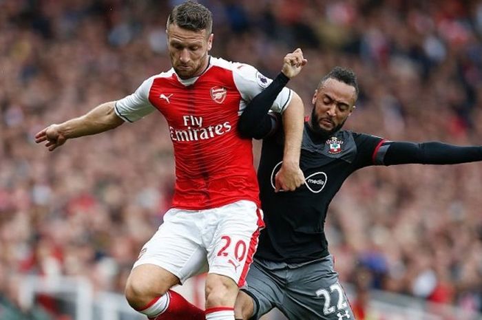 Bek Arsenal, Shkodran Mustafi (kiri), mempertahankan bola dari pemain Southampton, Nathan Redmond, dalam laga Premier League di Stadion Emirates, London, 10 September 2016.