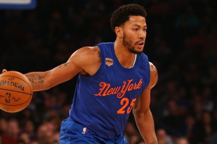 Point guard New York Knicks, Derrick Rose, mendribel bola saat menjalani pertandingan musim reguler melawan Boston Celtics di Madison Square Garden, New York City, Amerika Serikat, 25 Desember 2016.