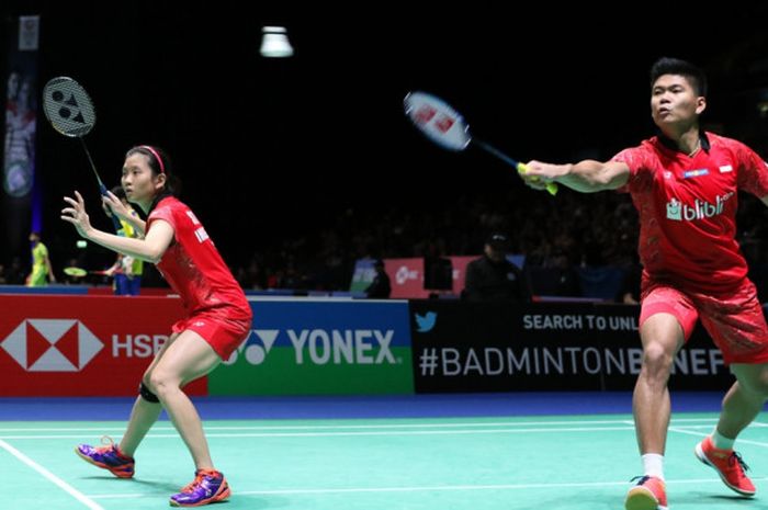 Pasangan ganda campuran nasional Indonesia, Praveen Jordan/Debby Susanto, mengembalikan shuttlecock dari lawan mereka, Lee Yang/Hsu Ya Ching (Taiwan), pada laga babak kesatu turnamen All England Open 2018 yang berlangsung di Arena Birmingham, Birmingham, Inggris, Rabu (14/3/2018).