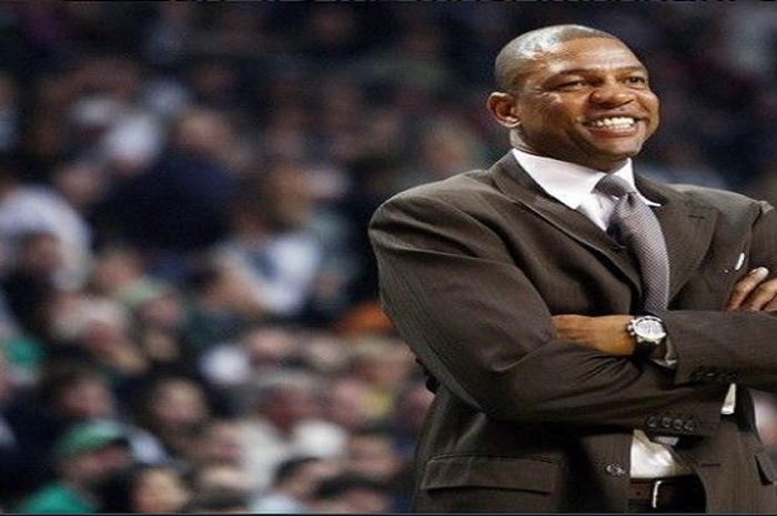 Tampilan pelatih Los Angeles Clippers, Doc Rivers, saat mendampingi pemainnya bertanding di ajang NBA.