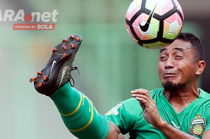 Aksi gelandang Bhayangkara FC,  Firman Utina, saat mengontrol bola dalam laga melawan Bhayangkara FC pada laga pekan ketujuh Liga 1 musim 2017 di Stadion Patriot, Kota Bekasi, Sabtu (20/5/2017) sore.