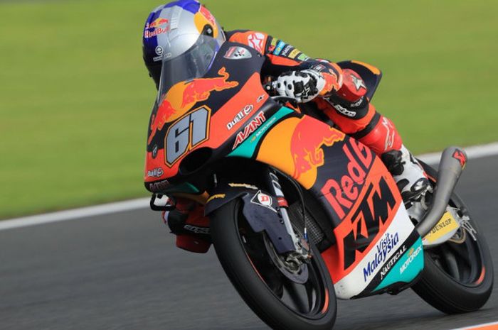 Pebalap debutan Red Bull KTM Ajo, Can Ocu, saat tampil daalam sesi latihan bebas Moto3 GP Valencia 2018.