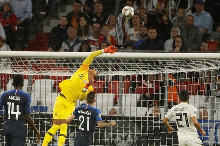 Kiper Prancis, Alphonse Areola, melakukan penyelamatan dalam laga UEFA Nations League kontra Jerman di Stadion Allianz Arena, Muenchen, Jerman pada 6 September 2018.