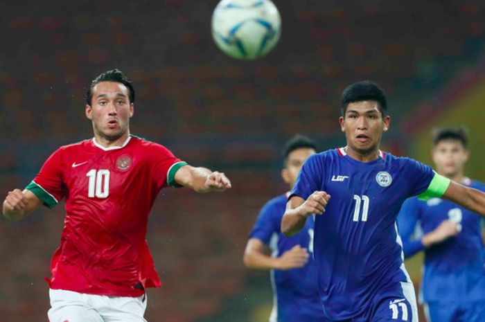 Penyerang timnas Indonesia Ezra Walian mencoba mengejar bola dan lepas dari kawalan kapten Filipina pada pertandingan Grup SEA Games 2017 di Shah Alam, Kamis (17/8/2017). 