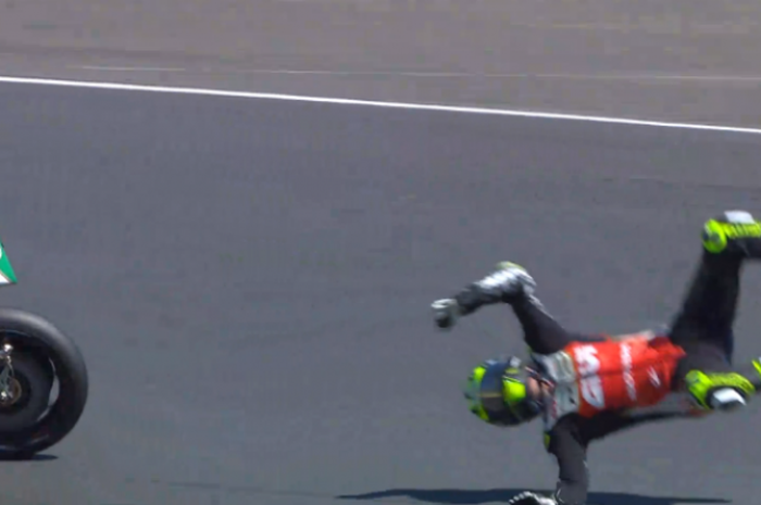 Pebalap LCR Honda, Cal Crutchlow, terlempar dari motornya setelah mengalami highside saat menjalani kualifikasi MotoGP Prancis di Sirkuit Le Mans, Sabtu (19/5/2018).