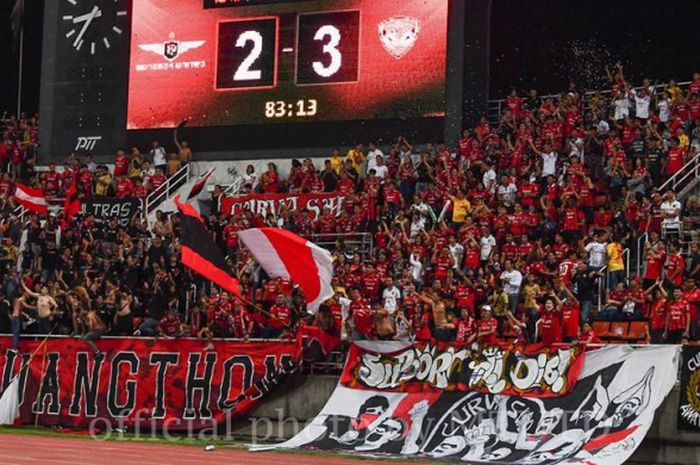  Aksi suporter Muangthong United saat mendukung tim mereka bertandang ke markas Bangkok United, Stadion Thammasat pada laga perdana Liga Thailand 1 2018, 10 Februari 2018.  