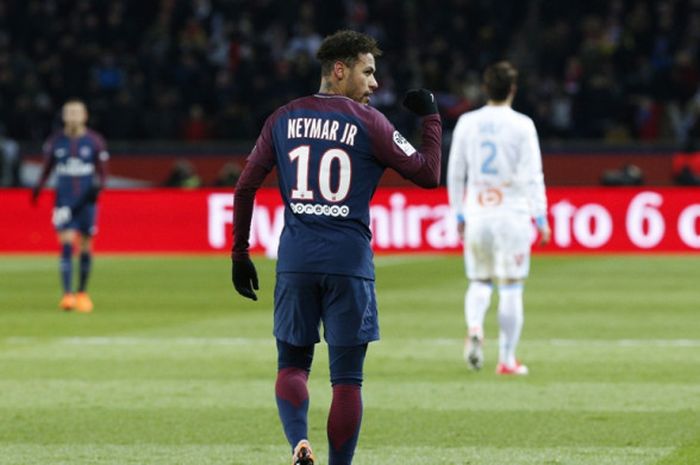 Bintang Paris Saint-Germain, Neymar, merayakan gol bunuh diri yang dicetak bek Olympique Marseille, Rolando, dalam laga Liga Prancis di Stadion Parc des Princes, Paris, pada 25 Februari 2018.           