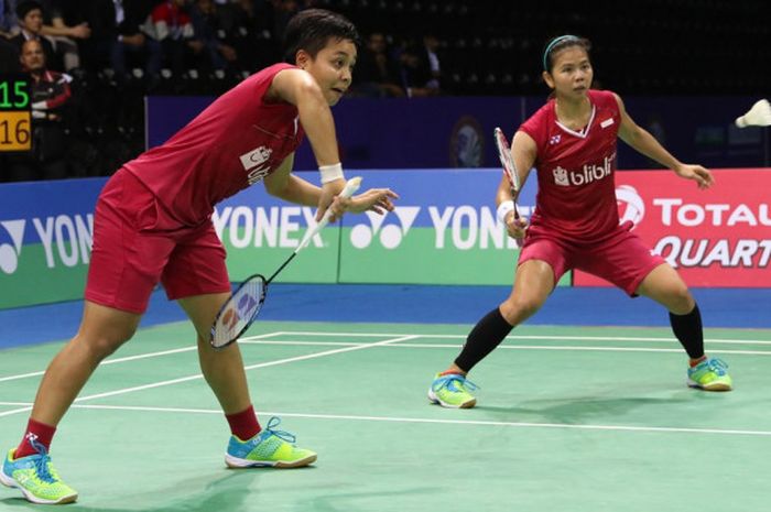 Pasangan ganda putri nasional Indonesia, Greysia Polii (kanan)/Apriyani Rahayu, saat melakoni laga melawan Kamilla Rytter Juhl/Christina Pedersen (Denmark) pada semifinal India Terbuka 2018 yang digelar di Siri Fort Indoor Stadium, New Delhi, India, Sabtu (3/2/2018).