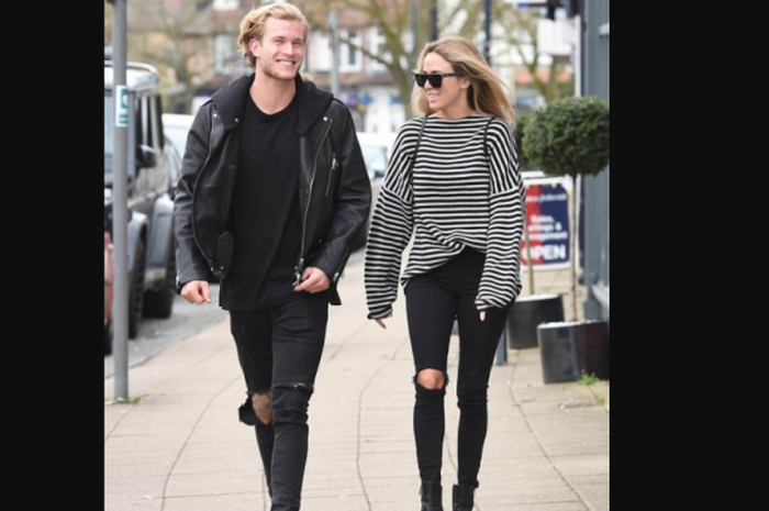 Loris Karius (kiri) sedang berjalan-jalan sore bersama teman wanitanya pada hari Senin, (9/4/2018)