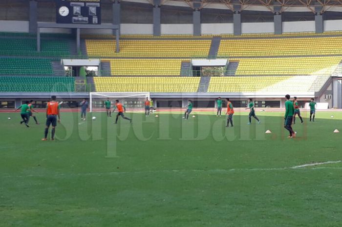 Suasana latihan Timnas U 19 Indonesia, Senin (2/10/2017) di Stadion Patriot Bekasi