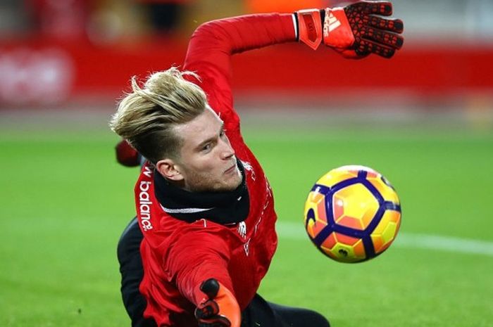 Kiper Liverpool FC, Loris Karius, melakukan pemanasan menjelang laga Premier League kontra Manchester City di Stadion Anfield, Liverpool, Inggris, 31 Desember 2016.