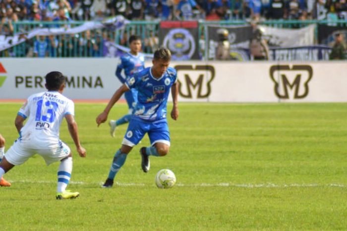 Dua pemain Persib, Eka Ramdani (kiri) dan Febri Hariyadi mengawasi pergerakan pilar PSCS Cilacap pada laga 64 Besar Piala Indonesia 2018 di Stadion Wijayakusuma, 5 Desember 2018.