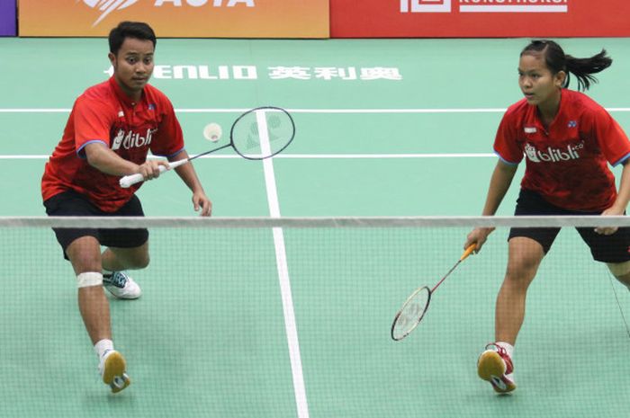 Pasangan ganda campuran Indonesia, Rehan Naufal Kusharjanto/Siti Fadia Silva Ramadhanti, mengembalikan kok ke arah Wei Chong Man/Sueh Jeou Tan (Malaysia). Rehan/Fadia menang 21-18, 19-21, 21-17, [pada laga perempat final yang berlangsung di Jaya Raya Sports Hall Training Center, Jakarta, Jumat (28/7/2017).