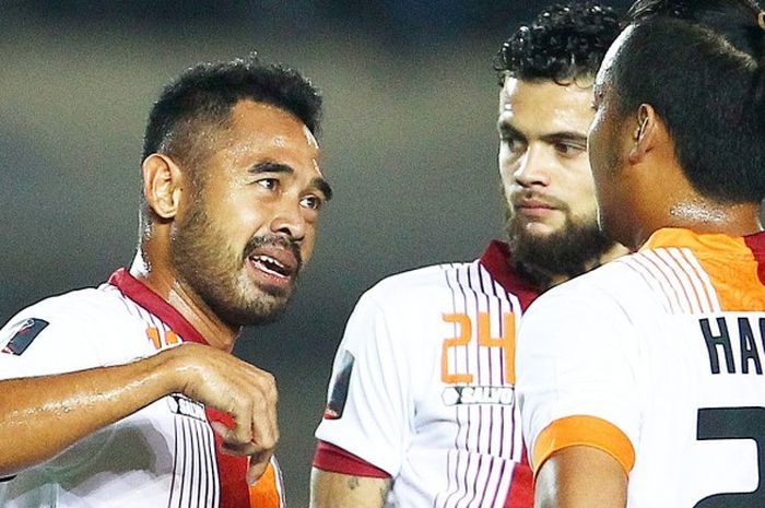 Gelandang Pusamania Borneo FC, Ponaryo Astaman (kiri), bersama Diego Mitchiels (tengah), dan Hamka Hamzah, vs Persib Bandung di babak 8 besar Piala Presiden 2015 di Stadion Si Jalak Harupat Soreang, Kabupaten Bandung, Jawa Barat, Sabtu (26/9/2015).