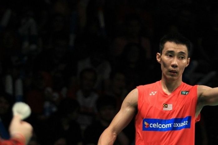  Pemain tunggal putra Malaysia, Lee Chong Wei, bersiap melakukan smes setelah penggantian kok pada laga semifinal BCA Indonesia Open Superseries Premiere 2016 melawan Ihsan Maulana Mustofa (Indonesia) yang berlangsung di Istora Gelora Bung Karno, Senayan, Jakarta, Sabtu (4/6/2016). 