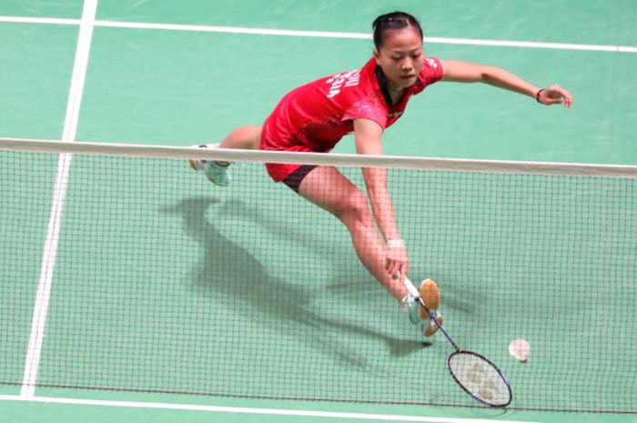 Pebulu tangkis tunggal putri nasional Indonesia, Fitriani, mengembalikan kok dari lawannya, Nozomi Okuhara, pada laga babak kedua turnamen All England Terbuka 2018 di Arena Birmingham, Birmingham, Inggris, Kamis (15/3/2018).