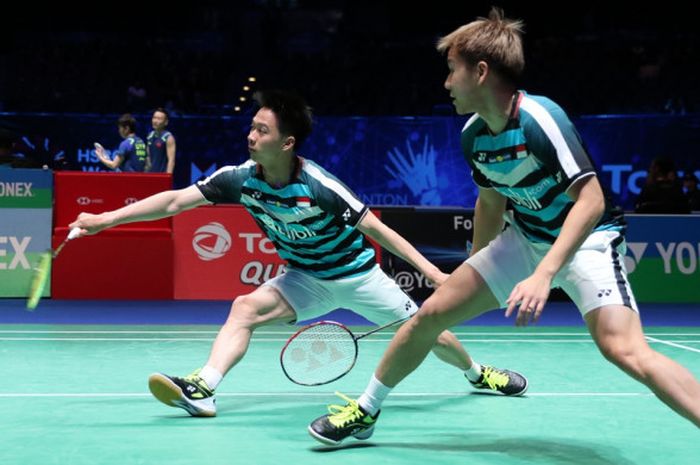  Pasangan ganda putra nasional Indonesia, Marcus Fernaldi Gideon/Kevin Sanjaya Sukamuljo, mengembalikan kok dari lawan mereka, Chen Hung Ling/Wang Chi-Lin (Taiwan), pada babak perempat final turnamen All England Terbuka 2018 di Arena Birmingham, Birmingham, Inggris, Jumat (16/3/2018).  