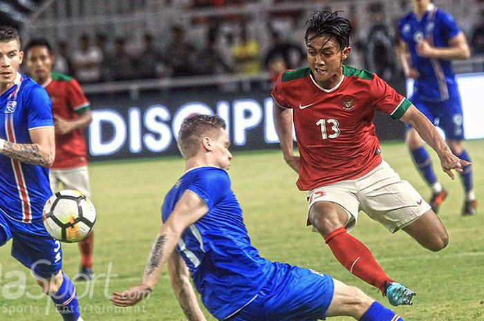  Gelandang timnas Indonesia, Febri Hariyadi (kanan), berupaya melewati hadangan pemain timnas Islandia dalam laga persahabatan di Stadio Utama Gelora Bung Karno, Jakarta, pada Minggu (15/1/2018). 