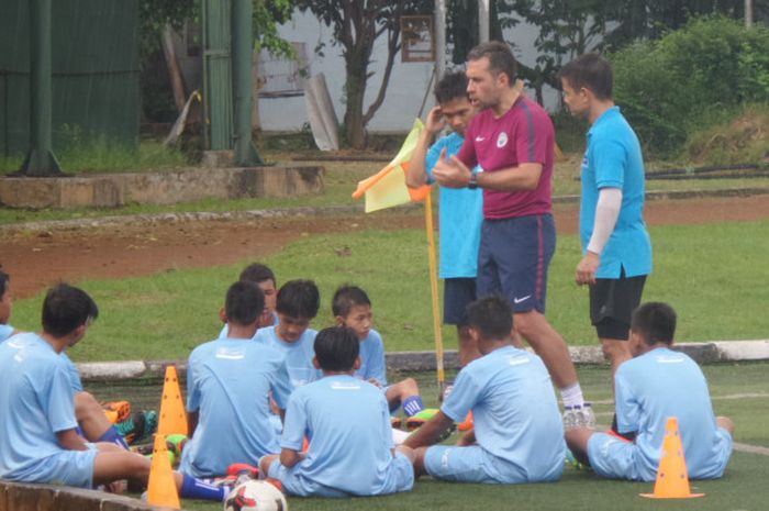 Technical Director of Coaching dari City Football Schools, Andy Smith, memberikan arahan dalam QNET City coaching clinic di lapangan Pertamina Simprug, Jakarta, Sabtu (22/7/2017).